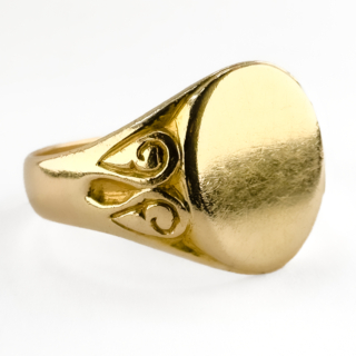 Scroll-Shoulders-Gold-Signet-Ring-Side-View1