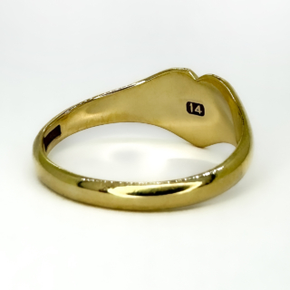 Vintage Gold Heart Signet Ring.Beautifully polished yellow hallmarked gold.