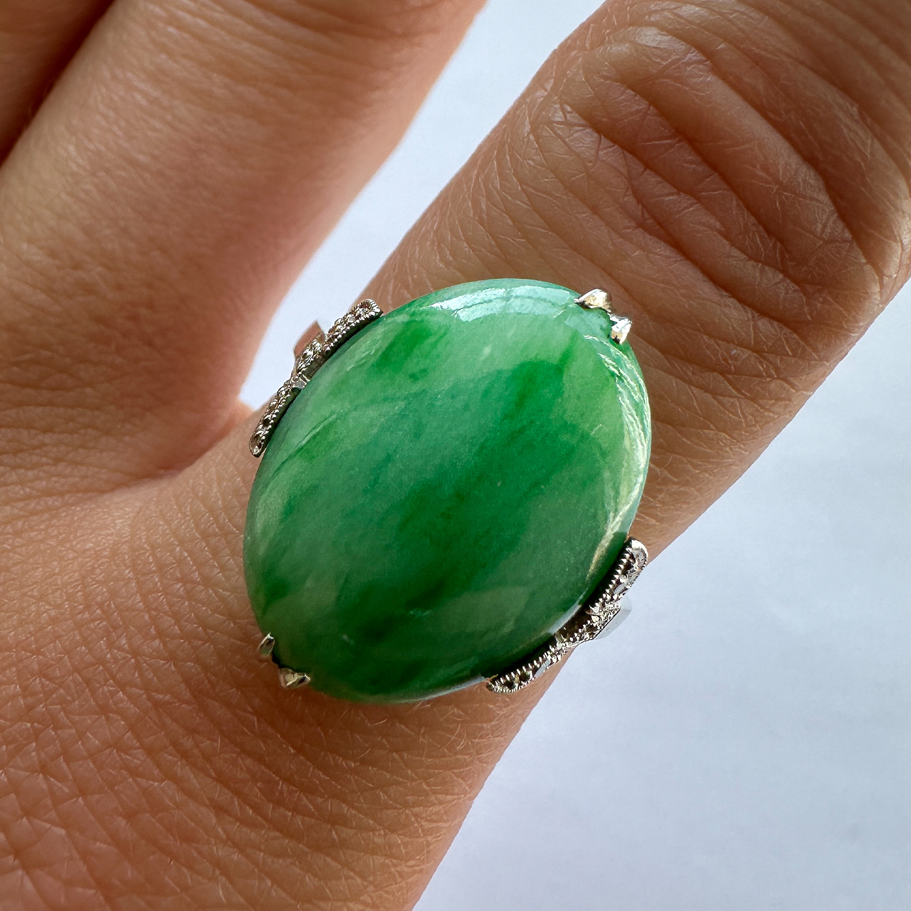 VINTAGE jade oval cabochon ring 18k彫刻 Art Deco Jade Cabochon Ring | Saddingtons Antique Jewellery