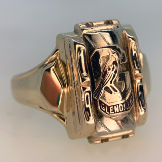 Incredible Glendale College USA Ring in 10ct Hallmarked Yellow Gold, 1955. This heavy solid gold ring is decorated with a mascot bird, the name Glendale and the year of graduation, all in coloured enamel.  The style of the ring is circa many American college rings, with a dog head look about it. The head of the ring measures approximately 17.5 mm x 12 mm. The ring is in great excellent condition, with a few minor sections of enamel missing. the ring is heavy on the hand with a polished shank.
