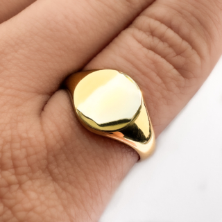 1913 Oxford Gold Signet Ring 15ct gold on hand