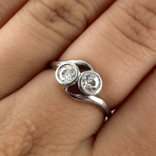Antique-Toi-et-Moi-Diamond-Crossover-Ring-Body-View2
