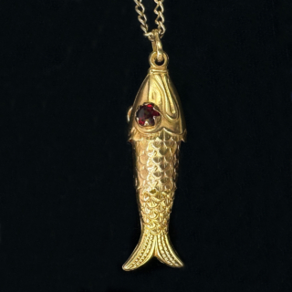 16-01-23-9ct-Yellow-Gold-Vintage-Articulated-Fish-Pendant-With-Garnet-Eyes-Front-View1