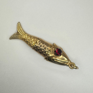 16-01-23-9ct-Yellow-Gold-Vintage-Articulated-Fish-Pendant-With-Garnet-Eyes-Front-View2