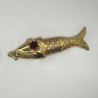 16-01-23-9ct-Yellow-Gold-Vintage-Articulated-Fish-Pendant-With-Garnet-Eyes-Side-View3