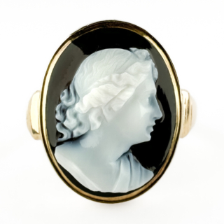 Early Victorian Banded Agate Cameo Ring 18ct gold front view
