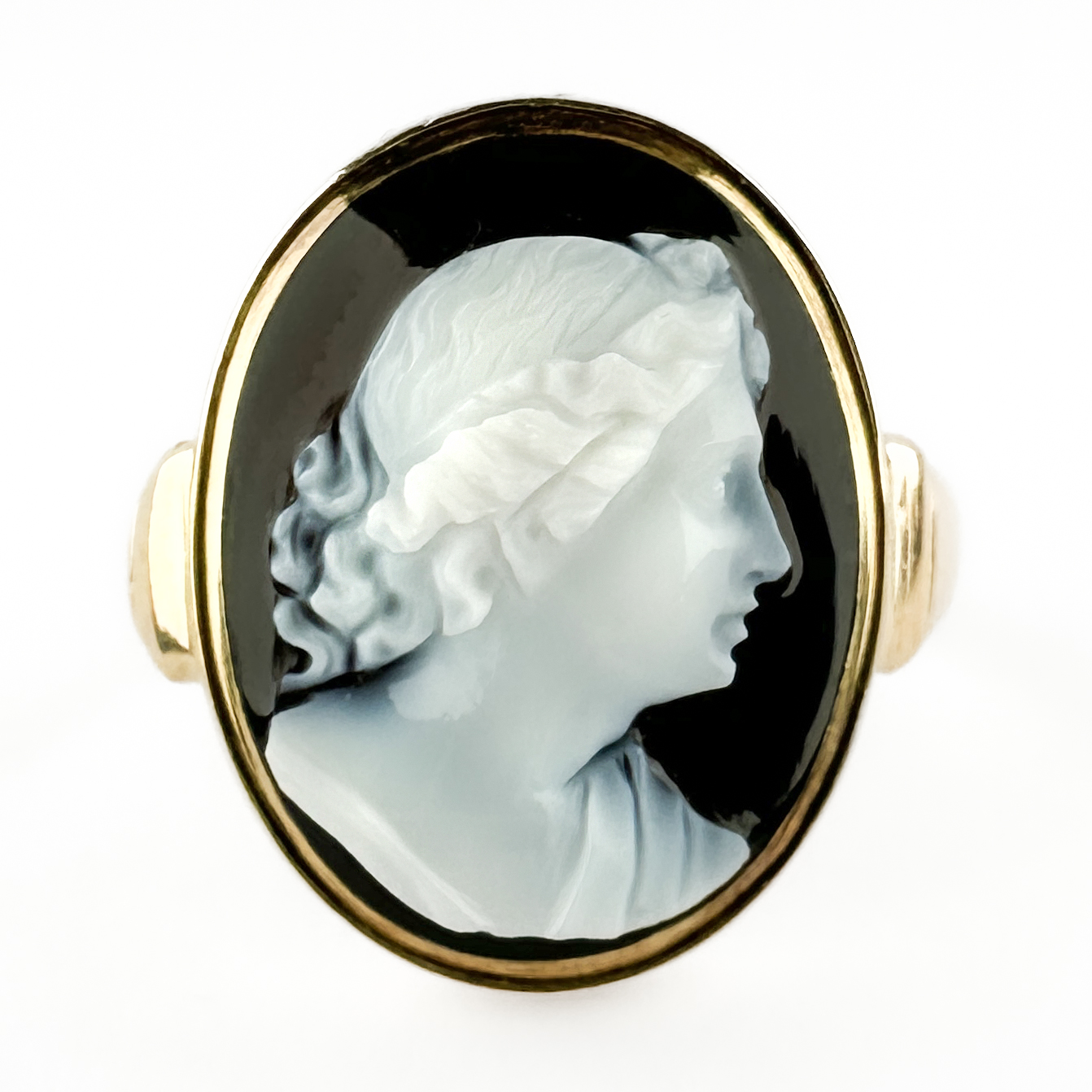 Early Victorian Banded Agate Cameo Ring 18ct gold front view