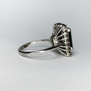 20-09-23-Green-Tourmaline-Diamond-Cluster-Ring-White-Gold-Side-View1