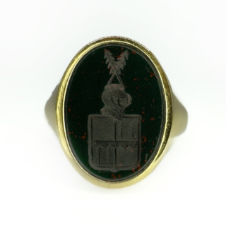 15ct Antique Crested Bloodstone Intaglio Signet Ring.Oval setting of an intaglio crest consisting of a helmet,shield and crossed arrows.The oval top measures 12 x 16mm.The bloodstone is deep green with flecks of red.The ring sits well on the finger.The inside of the ring shank has marks which are slightly worn with wear.The intaglio is in very good condition.Please contact us if you would like to know more about this ring.