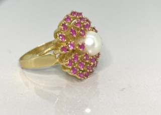 Ruby and Pearl Fancy Cluster Dress Ring in 18 carat Gold. Beautiful bright sparkling rubys with a central cultured pearl. Set in 18 carat Gold.
