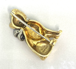 n hallmarked 18 carat gold. Pretty green emerald eyes and diamond studded collar she is a winner.