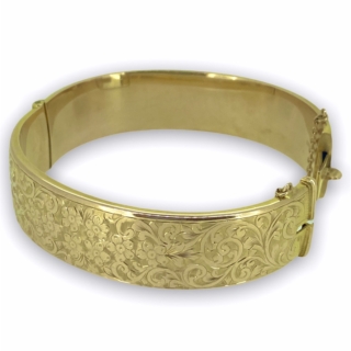 Beautiful Floral Hand Engraved 9ct Gold Bangle, with intricate spiral vines and flower detail. Fitted with a snap clasp and safety chain.