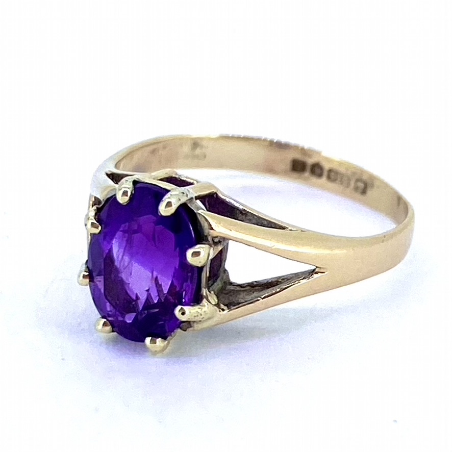 Vintage Amethyst Solitaire Ring, 9ct Hallmarked. The vibrant purple faceted Amethyst is claw set and held in a split shoulder shank.