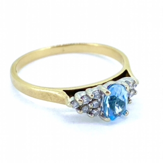 Aquamarine Solitaire with Diamond Shoulders on 9ct Gold
