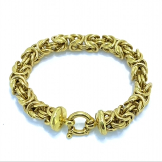Stylised Knott Link Bracelet in 18ct gold. The bracelet is intricate yet robust in feel. Roughly 55mm internal diameter with bolt Ring.