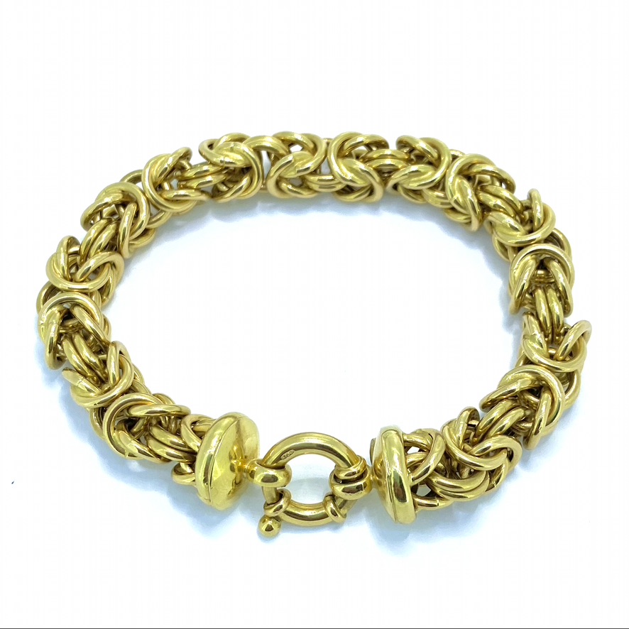 Stylised Knott Link Bracelet in 18ct gold. The bracelet is intricate yet robust in feel. Roughly 55mm internal diameter with bolt Ring.