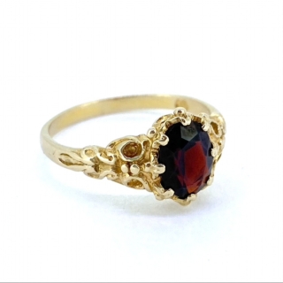 Solitaire Garnet Ring 9ct hallmarked gold with intricate shoulder detail and plain shank size O 1/2
