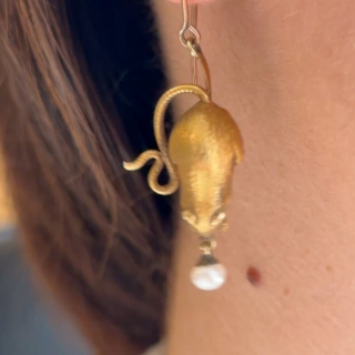 Victorian Thornhill & Co mouse with pearl dro