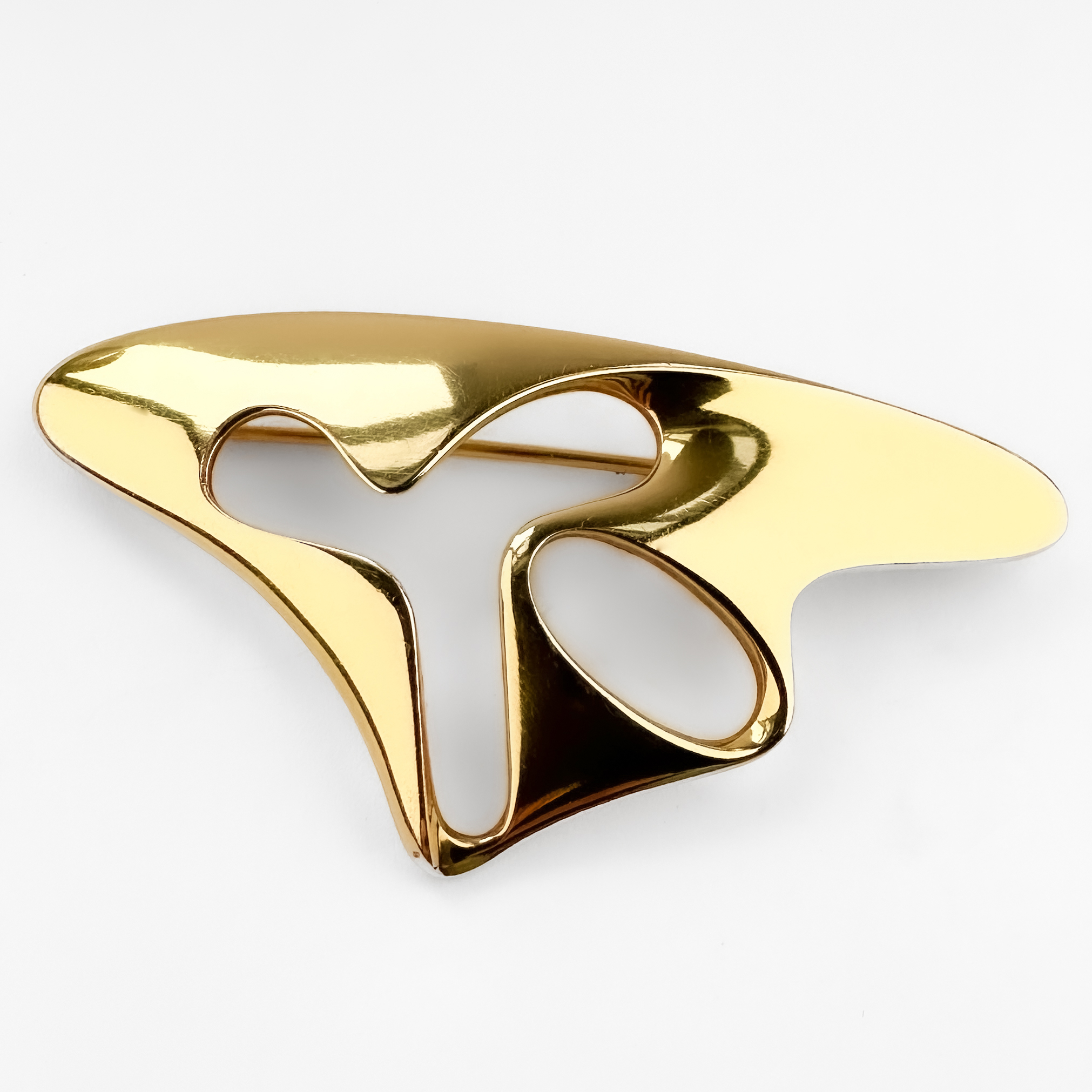 Desirable Splash Georg Jensen Brooch Pin. This rare Georg Jensen pin is designed by Henning Koppel, design number 1325 which is marked on the back. The iconic piece is typical of Scandinavian design in the late 60's early 70's period. This piece is particularly rare as it is in 18ct yellow gold rather than silver. This brooch measures at 57mm x 29mm and weighs 24 grams. The brooch is finished with a roll over clasp on the back and has Georg Jensens logo and hallmarks. Please contact us if you would like to know more about this amazing brooch or visit us at Saddingtons Jewellery, Mayfair.