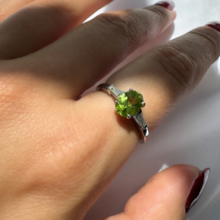 27-08-25-Vintage-Bulgari-Peridot-Diamond-Trilogy-Ring-Body2