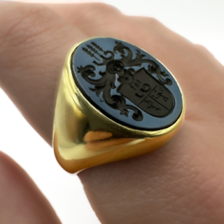 29-04-25-18ct-Sardonyx-Intaglio-Signet-Ring-Body2