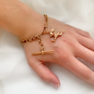 Vintage Gold March Hare Charm in solid 9ct, Rose Gold. The charm measures approximately 27 mm x 20 mm (excluding the loop). The hare holds fur detail and 'checkered' trousers as if the white rabbit form Alice in Wonderland. 