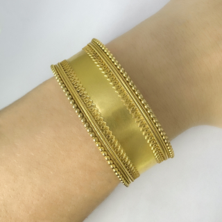 Large-Victorian-Etruscan-15ct-Cuff-Body-View1