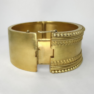 Large-Victorian-Etruscan-15ct-Cuff-Side-View1