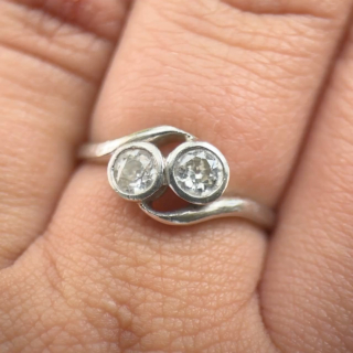 Antique Toi et Moi Diamond Crossover Ring